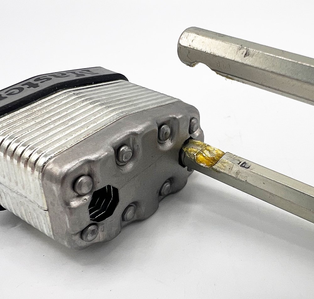 Master 1KA 40mm Long Shackle Laminated Padlock - Image 4