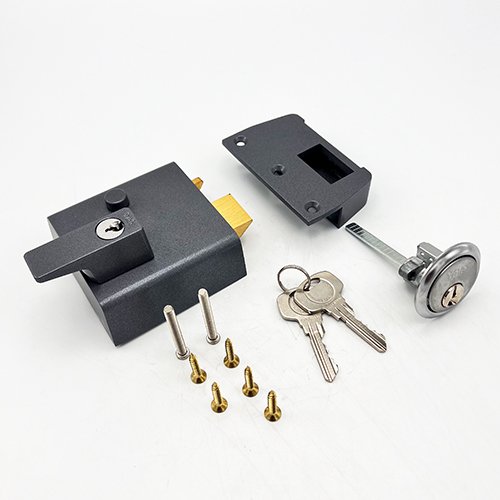 Yale No.1 Auto Deadlocking Nightlatch - Image 2